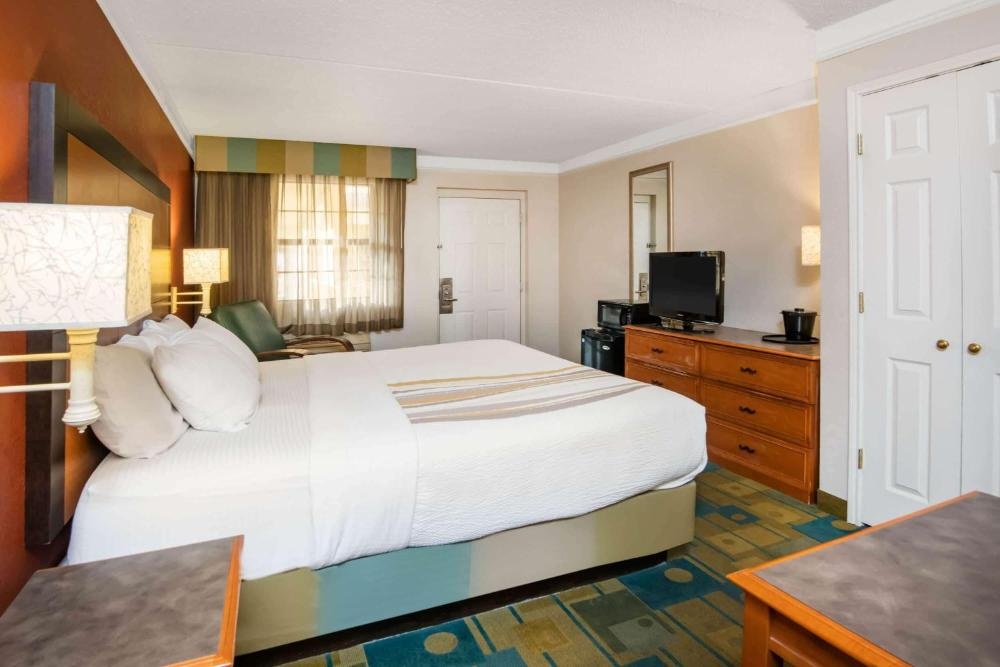 La Quinta Inn & Suites by Wyndham Colorado Springs Garden Of The